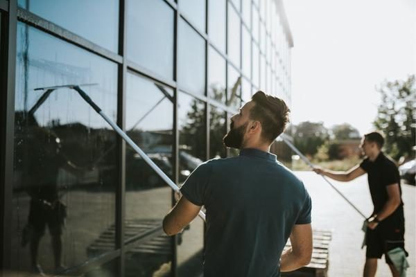 vinduespudsning aalborg vinduespudser erhverv kontor teleskopstang 600×400 vinduespudsning aalborg vinduespudser erhverv kontor teleskopstang